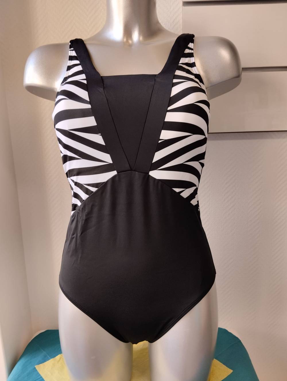 maillot de bain zébré noir et blanc