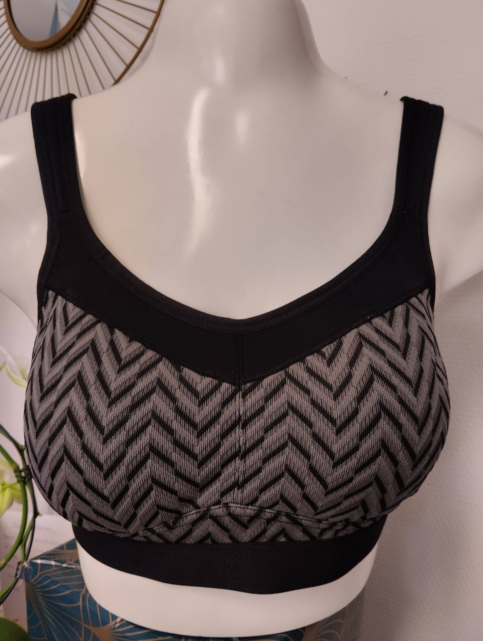 brassière de sport beige et noire