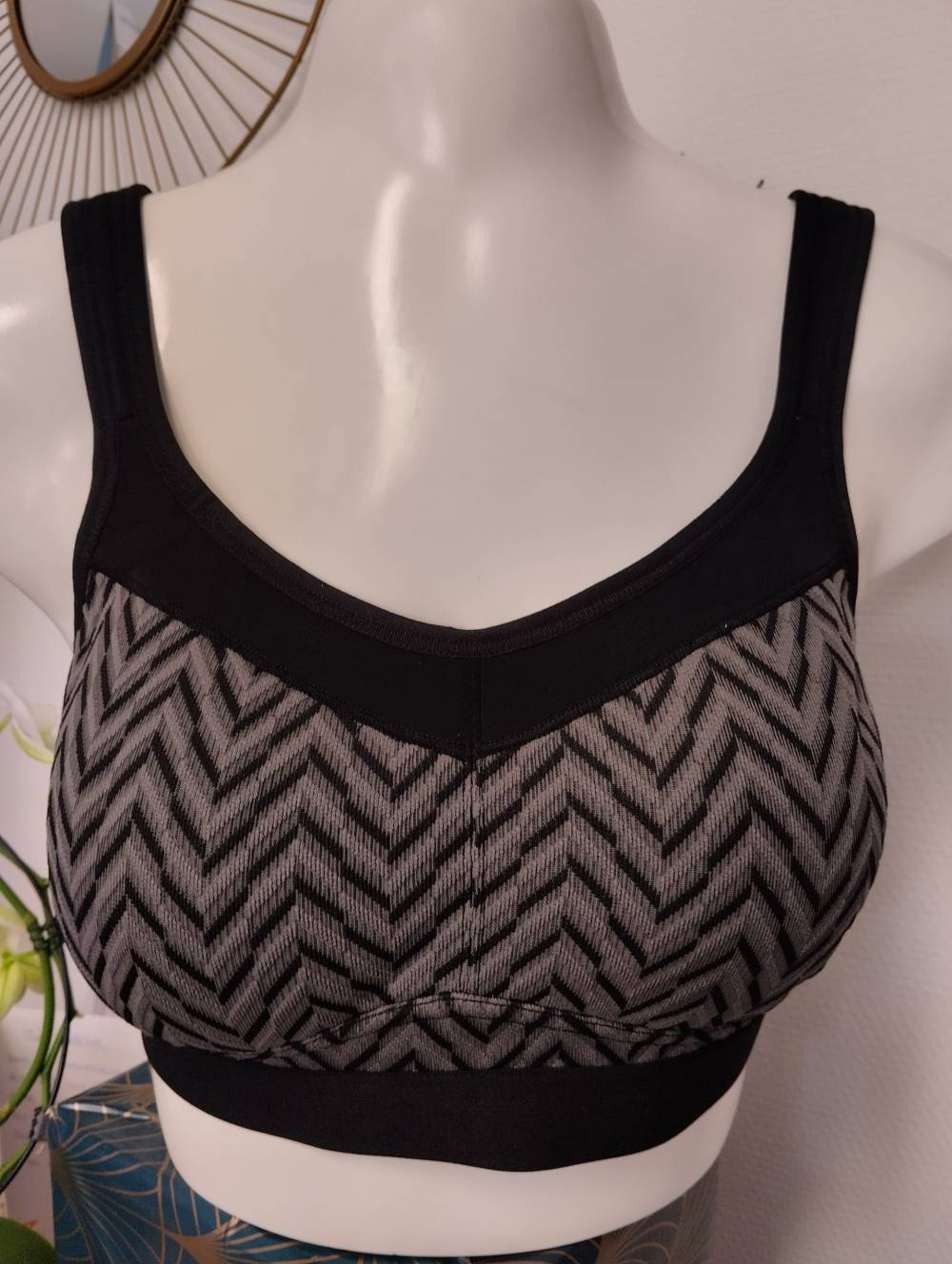 brassière de sport beige et noire