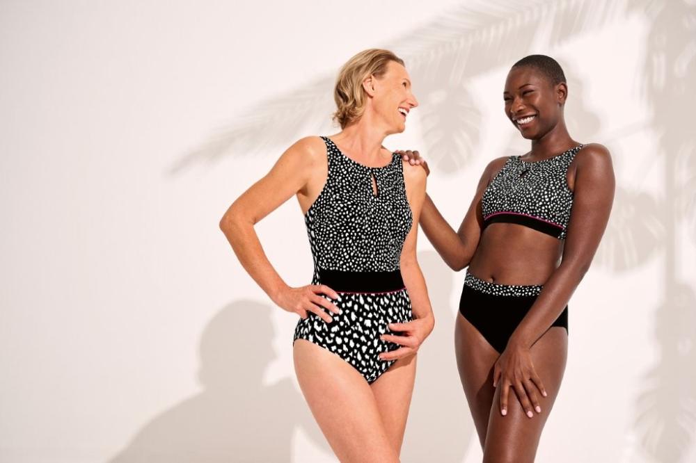 Deux femmes portant un maillot de bain