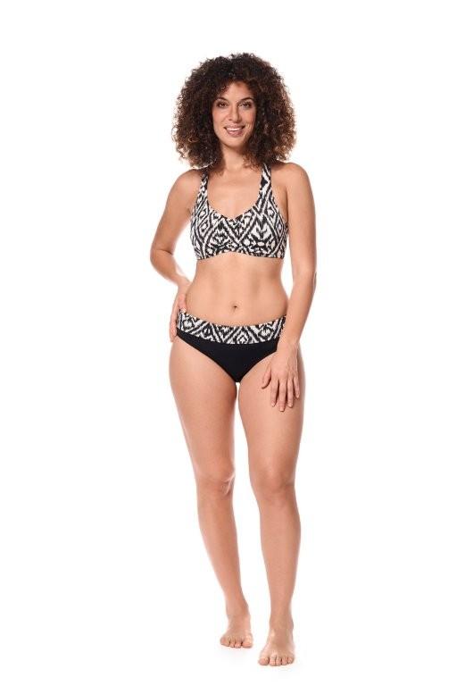 Femme de face en maillot de bain